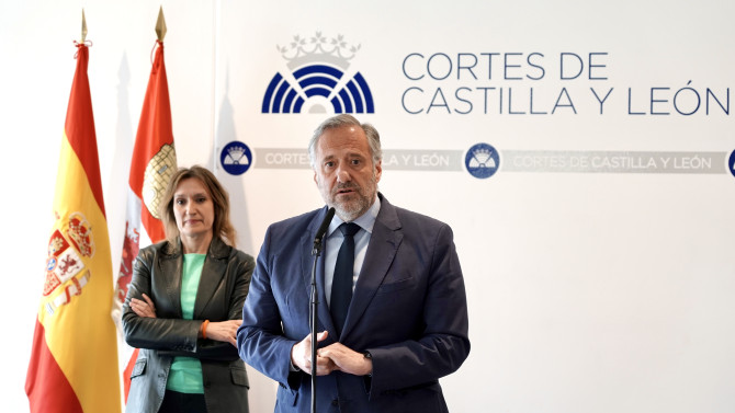 ICAL. El presidente de las Cortes, Carlos Pollán, acompañado de la consejera de Educación, Rocío Lucas.