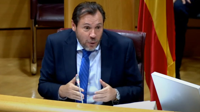 Óscar Puente durante una intervención en el Senado, mostrando una expresión de preocupación.