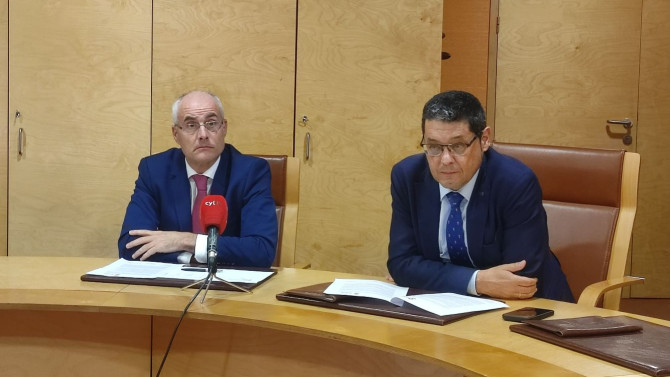 El responsable del Turno de Oficio del ICAVA, Fernando Rosat, junto al decano, Javier Martín, este miércoles en Valladolid.