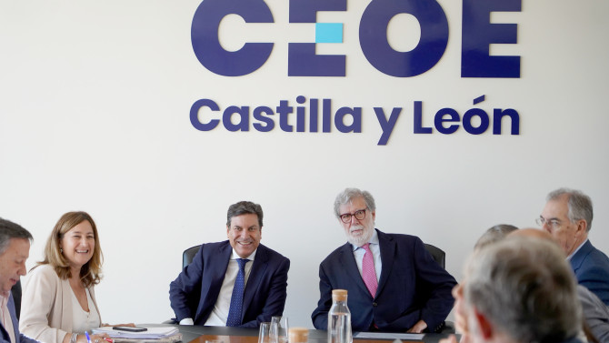 ICAL. El consejero de Economía y Hacienda, Carlos Fernández Carriedo, y el presidente de CEOE en Castilla y León, Santiago Aparicio, en una reunión sobre el tejido empresarial de la comunidad.