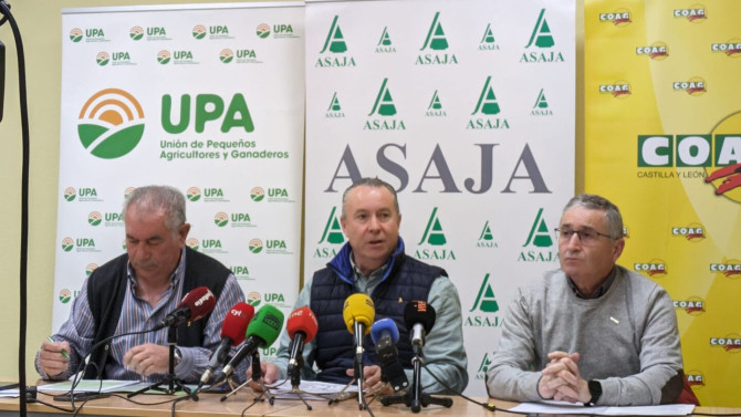 De izquierda a derecha: Aurelio González, presidente de UPA Castilla y León; Donaciano Dujo, presidente de ASAJA Castilla y León; y Lorenzo Rivera, coordinador de COAG en la comunidad. | esRadio Castilla y León