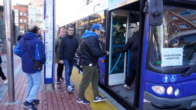 ICAL. Pasajeros montando en autobús durante la jornada de huelga en AUVASA.