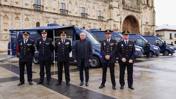 ICAL/El delegado del Gobierno en Castilla y León, Nicanor Sen y  el Jefe Superior de Policía de Castilla y León, Juan Carlos Hernández Muñoz, presentan los nuevos Vehículos Integrales de Documentación.