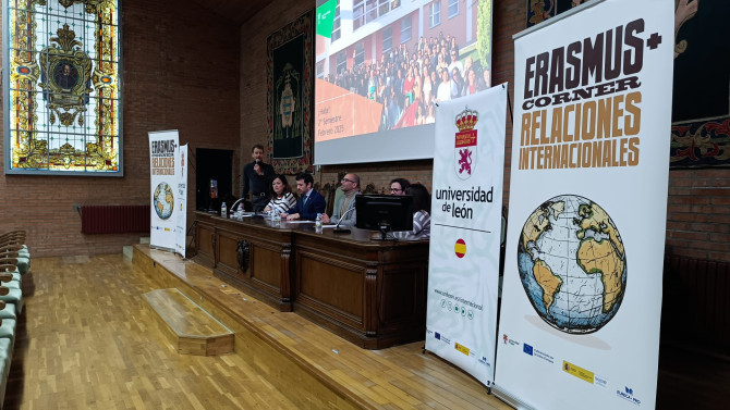 ULE/El vicerrector de la Universidad de León, José Alberto Benítez, ha dado la bienvenida este martes en un acto en la Facultad de Veterinaria, a los nuevos estudiantes internacionales.