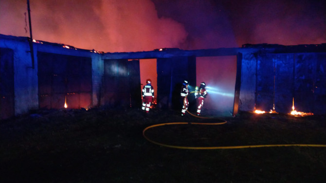 Los bomberos, durante la extinción del incendio