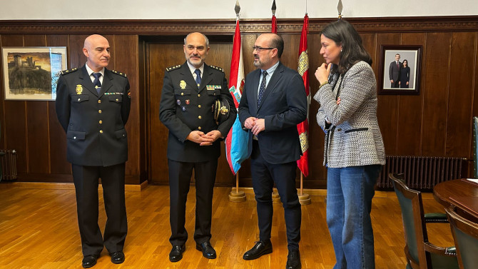 El alcalde de Ponferrada da la bienvenida al nuevo comisario de la Policía Nacional de la capital de El Bierzo, Roberto Morán