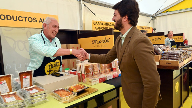  Juan García-Gallardo, vicepresidente de la Junta, conversando con artesanos en la carpa de Tierra de Sabor durante el Salón Internacional del Campo.